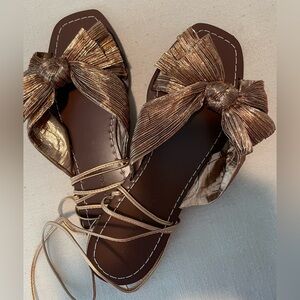 Loeffler Randall Peony Dark Rose Gold Bow Sandal
Color: Dark Rose Gold
Size: 8